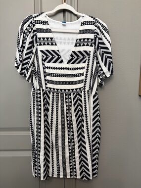 Old Navy Women Black White Geometric Embroidered Tribal Aztec V-Neck Boho Dress
